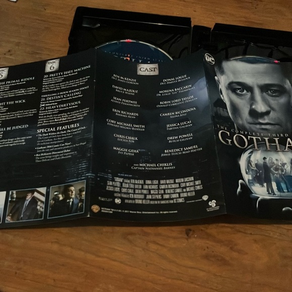 DC Gotham The Complete Third Season DVD set - Picture 11 of 12